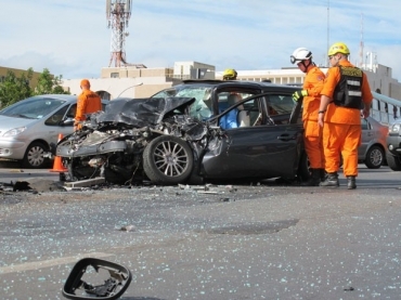 Volvo C30 bateu na traseira de nibus na W3 Norte na manh deste domingo (20) 