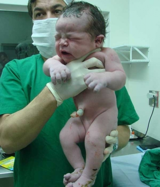 Beb gigante assustou os mdicos e at o pediatra Warley Rodrigues Martins  (Foto: Arquivo Pessoal)