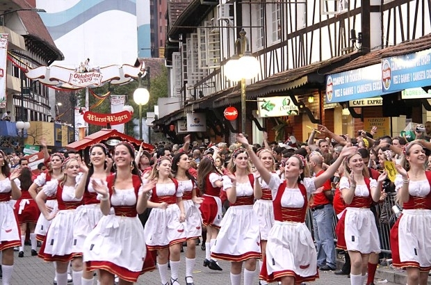 Oktoberfest, de Blumenau-SC,  um dos exemplos de festa alem do sul do pas