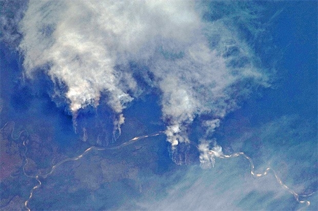Imagem feita mostra focos de queimada na Amaznia nas margens do Rio Xingu, no Mato Grosso