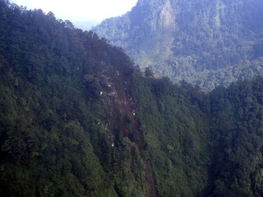 Avio caiu em rea montanhosa da Indonsia
