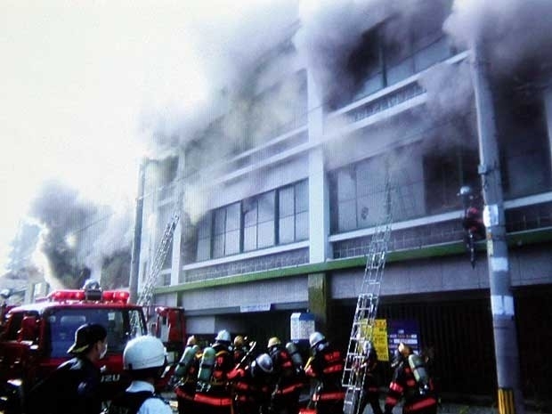 Bombeiros e voluntrios tentam controlar incndio em hotel na cidade de Fukuyama.