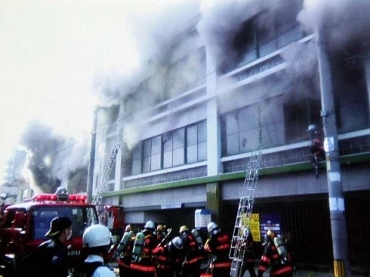 Bombeiros e voluntrios tentam controlar incndio em hotel na cidade de Fukuyama. 