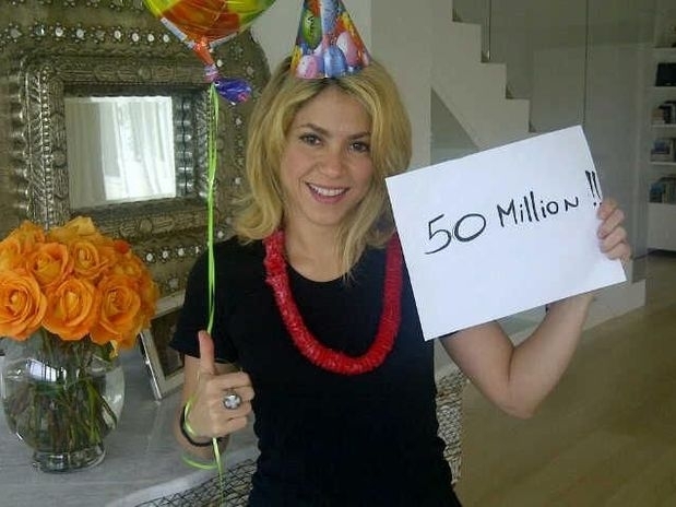 Shakira postou foto em seu perfil celebrando os 50 milhes de 