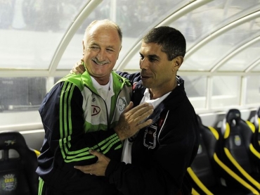 Scolari sai do banco e gesticula durante a partida do Palmeiras contra o Paran  