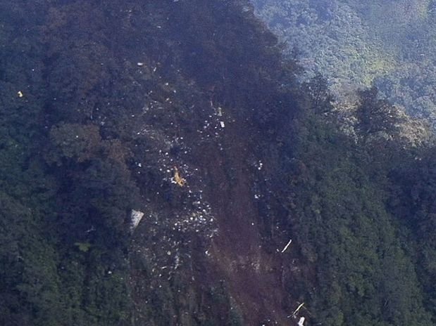 Os restos da aeronave localizados em uma regio montanhosa ao sul de Jacarta