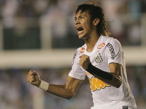 O atacante Neymar comemora um de seus dois gols sobre o Bolvar, na Vila