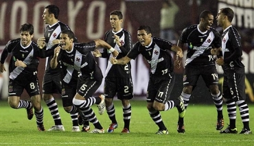 Juninho ( esq.) e companheiros comemoram classificao s quartas da Libertadores, na Argentina