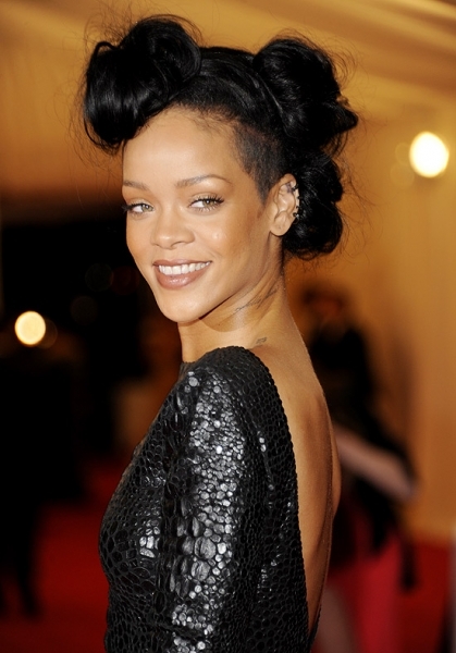 A cantora Rihanna, que teve de ser levada ao hospital na segunda, no tapete vermelho do baile de gala do Met