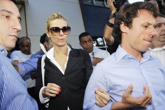 Carolina Dieckmann ao deixar delegacia no Rio sem falar com os jornalistas