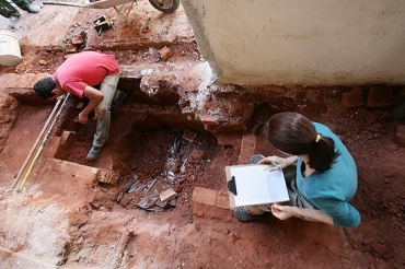 A arqueloga Patricia Fischer (de verde) monitora escavao realizada em escola de 
