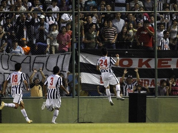Nuez comemora depois de marcar o primeiro gol do Libertad