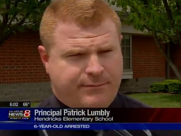 Menino foi preso pela polcia por chutar o diretor de sua escola, Patrick Lumbly.