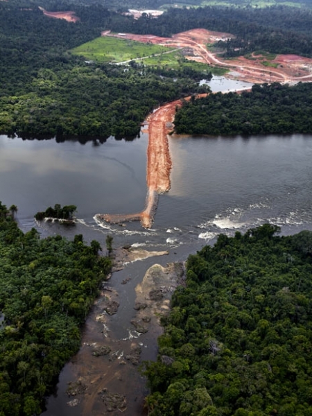 Barragem construda pela Norte Energia corta Rio Xingu, na regio de Altamira, no Par.