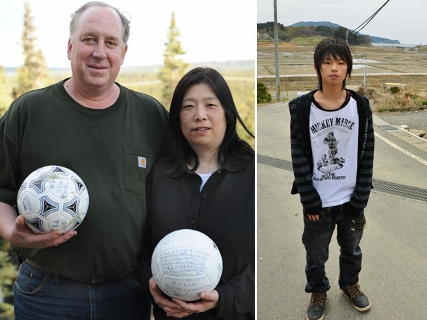 O casal americano posa com a bola encontrada.  direita, o jovem japons Misaki Murakami, que diz ser o dono da bola.