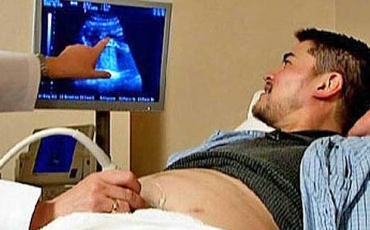 Thomas Beatie, durante exames em abril de 2008. 