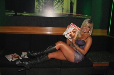 Aryane Steinkopf lana revista em boate no Rio