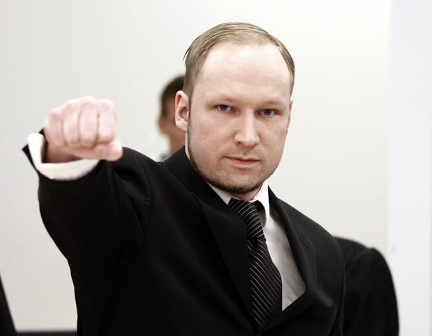 Anders Behring Breivik faz sua j tradicional saudao ao entrar no tribunal para seu terceiro dia de julgamento
