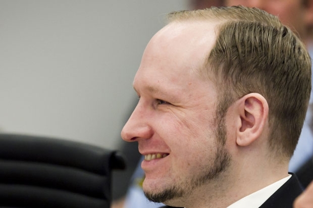 Anders Behring Breivik sorri no tribunal nesta tera-feira (17)