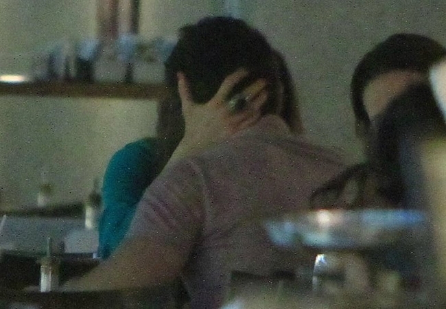 Claudia Raia troca beijos com o namorados, Jarbas Homem de Melo, em restaurante