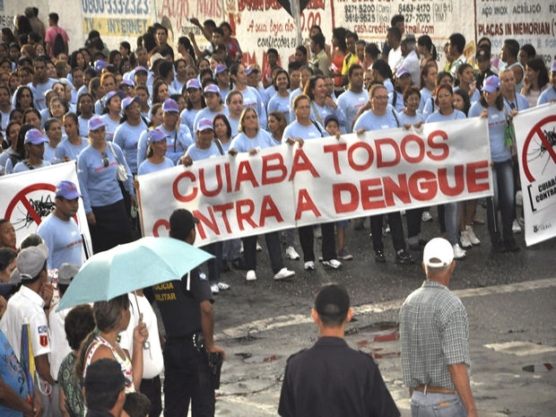 Servidores e agentes de sade lembraram do combate a dengue em Cuiab.