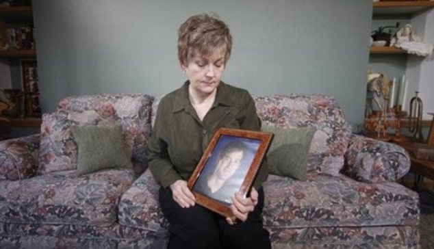 Karen Williams olha para a foto de seu filho morto em um acidente de moto
