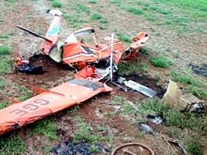Avio pequeno ficou completamente destrudo aps a queda.