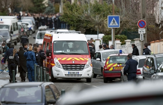 Polcia e bombeiros se concentram na regio da escola em Toulouse, sudoeste da Frana.