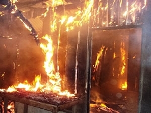 Bombeiros tentaram controlar incndio em residncia.