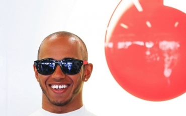 Aquele sorriso: o ingls Lewis Hamilton festeja a pole aps o treino classificatrio deste sbado.