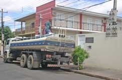 Caminho-pipa abastece casa no bairro Boa Esperana: foram dez dias sem gua, o que deixou os moradores revoltados