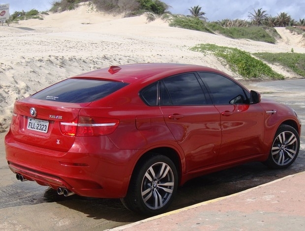 Kleber Pereira vai treinar na Praia do Calhau, em So Lus, com sua BMW vermelha.