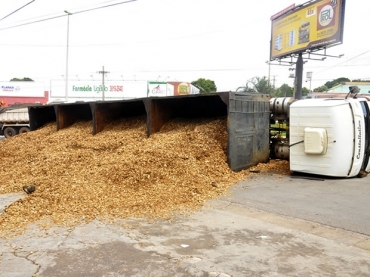 Carreta tombou na Avenida Miguel Sutil, em Cuiab, mas ningum ficou ferido 