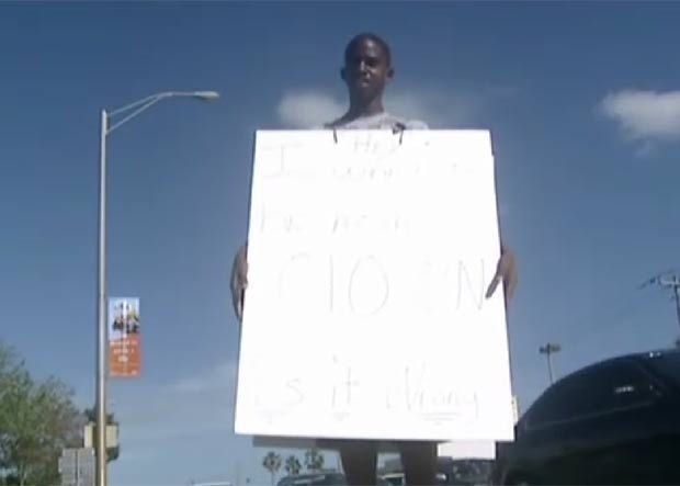 Como castigo, estudante foi obrigado a ficar parado com um cartaz pendurado no pescoo em cruzamento em Miami.