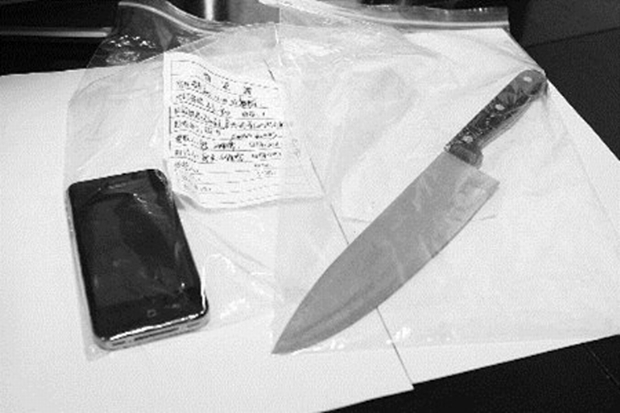 As provas do crime: o falso iPhone e a faca de cozinha utilizada por Feng