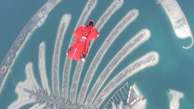 Luigi Cani sobrevoa ilha artificial em Dubai, nos Emirados rabes