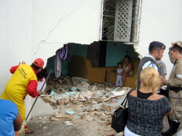 Famlia tem casa invadida por carro enquanto dormia