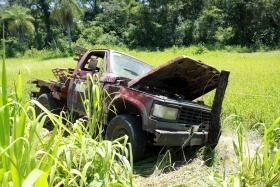 Caminhonete caiu de um barranco e motorista foi arremessado