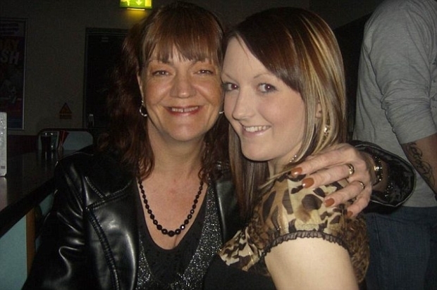 Louise e Becky Palmer: me  banida do perfil da falecida filha no Facebook
