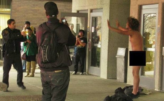 Estudante foi preso aps tirar a roupa e ficar nu.