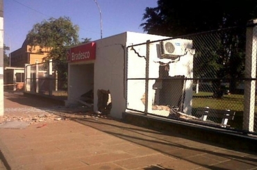 Ladres explodiram terminal em frente a uma empresa