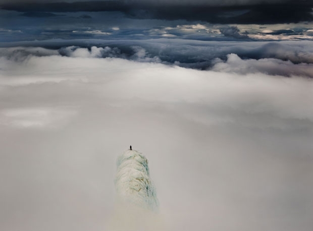 Remi McMurtry  visto no cume do vulco na Islndia.
