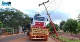 Caminho da usina quase derruba poste de eletricidade