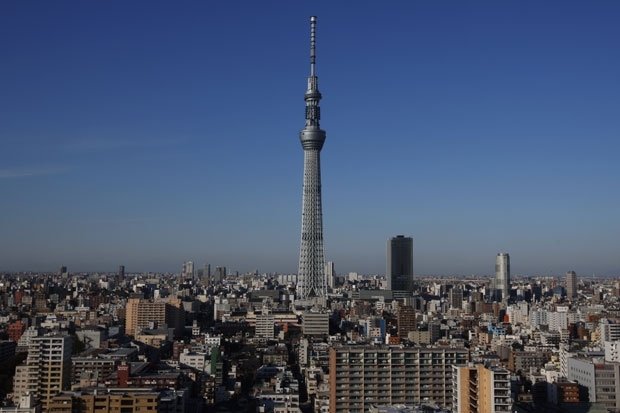 Tokyo Sky Tree  vista entre edifcios de Tquio, que ao seu lado parecem baixos