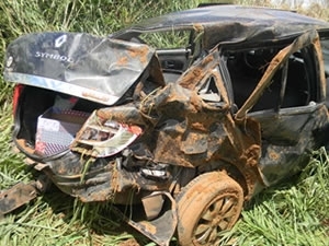 Carro ficou destrudo aps acidente no interior do estado.