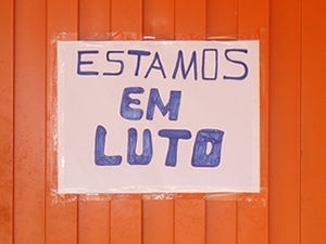 Famlia pregou cartaz de luto em frente a mercearia.