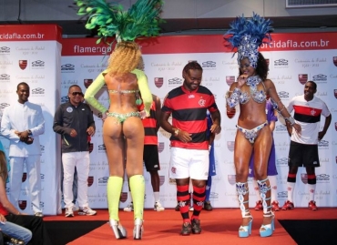 O atacante Vagner Love j mostrou pelo Flamengo que tem samba no p e se garante no Carnaval.