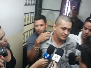 Suspeito (ao centro) est preso em cela isolada em presdio de Cuiab