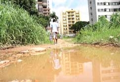 Terreno baldio na Avenida Marechal Deodoro, prximo ao centro: o descaso aqui  flagrante, mas este  s um dentre cente