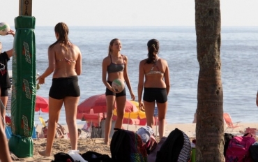 Sasha joga vlei na praia com as amigas 